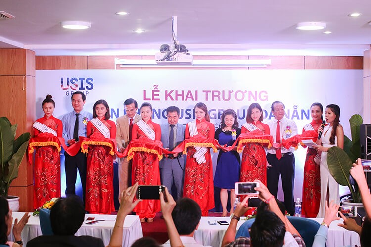 Chairman of USIS Group and the representatives performing the inaugural ribbon-cutting ceremony